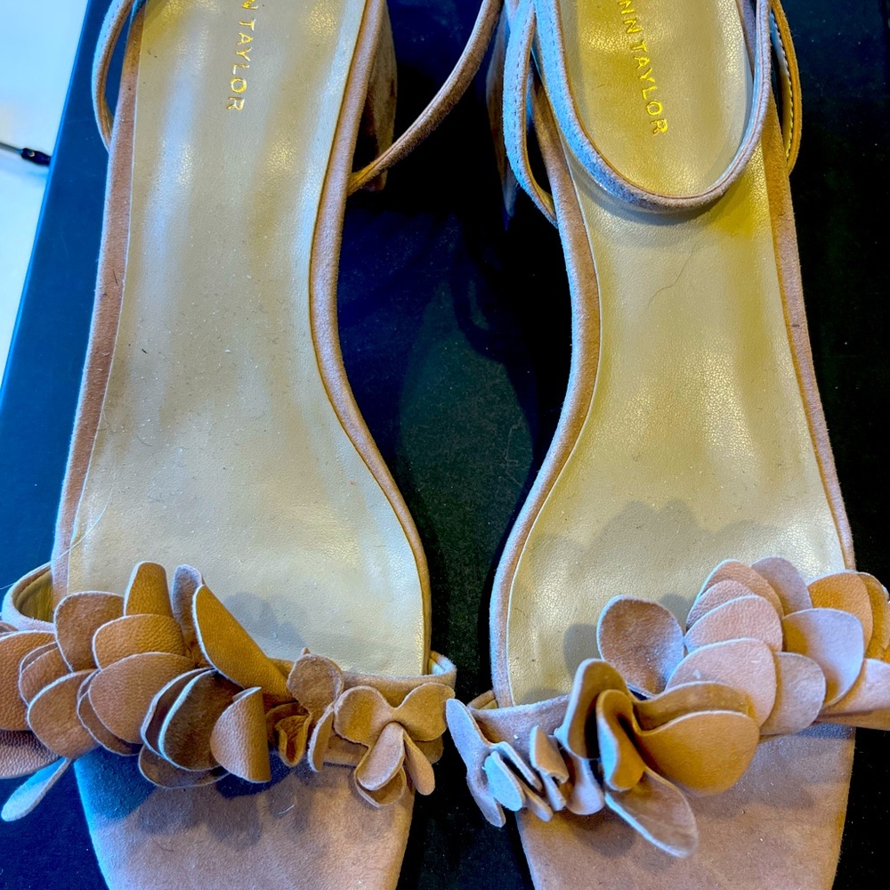 New in Box Ann Taylor Petal suede blockheel sandal in size 8.5